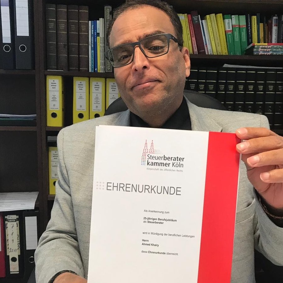 Steuerberater (A.D.) Ahmed Khairy mit der Ehrenurkunde der Steuerberaterkammer Köln